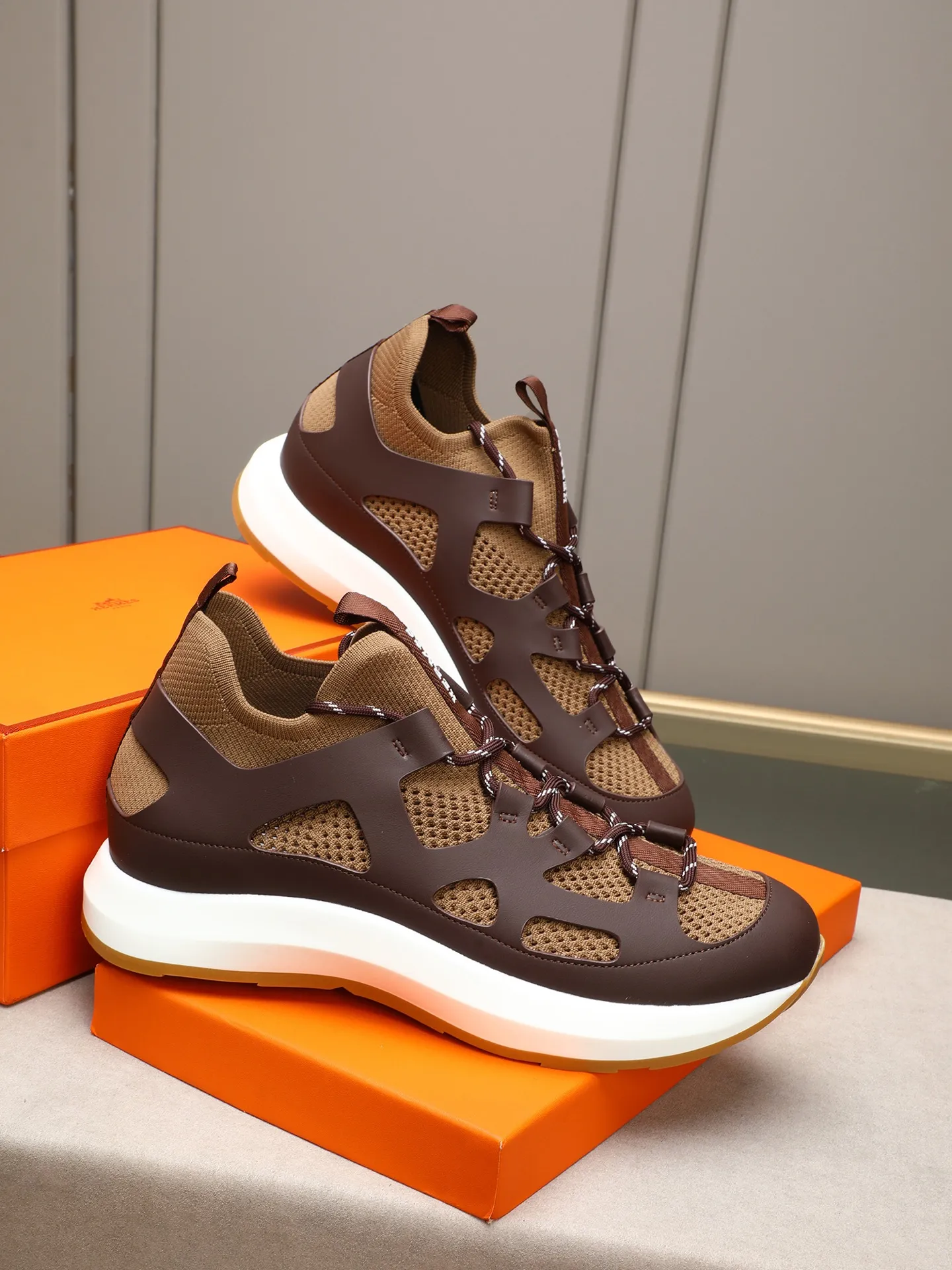 Men's shoes💰580 HERMES/Hermès men's rest sneakers! -High-end quality original casual sports shoes -Upper: high nappa calfskin, forging technology, knitted fabric, shoe brand webbing, injection molded brand logo -Inner: foot pad; water-dyed cowhide -Outsole: ultra-light TPU·rubber; two-color molded outsole -Ultra-high quality control·fine workmanship: highlighted (high-end·luxury·grade) Size: 38-39-40-41-42-43-44 (45 can be customized)